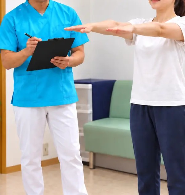 施術後の動きを再評価する様子